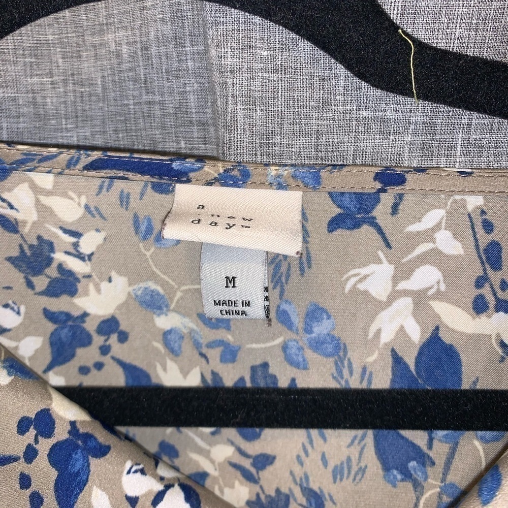 *Womens medium blouse - Picture 2 of 4